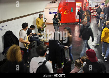 Banda musicale (chiamato "Les mutanti de l'Espace") giocando in una stazione della metropolitana di Parigi, Francia. Foto Stock