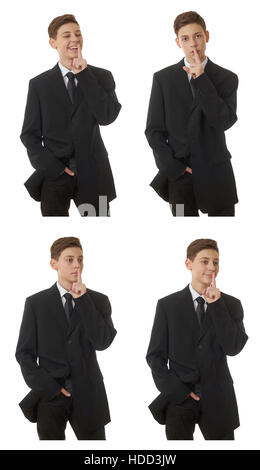 Carino il ragazzo adolescente nel retro business suit con il dito sulla bocca su bianco sfondo isolato, metà corpo, carriera futura concept Foto Stock