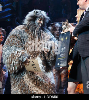 Scontroso gatto visite " Gatti " il musical con: scontroso gatto dove: New York New York, Stati Uniti quando: 30 Set 2016 Foto Stock