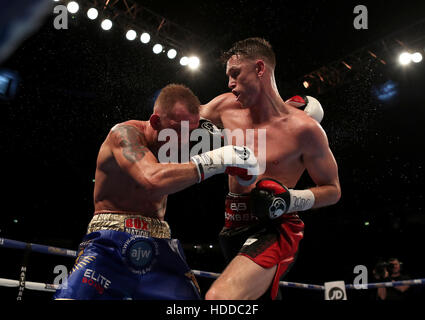 Callum Smith (destra) in azione contro Luke Blackledge durante il loro britannico Campionato Super-Middleweight bout al Manchester Arena. Foto Stock