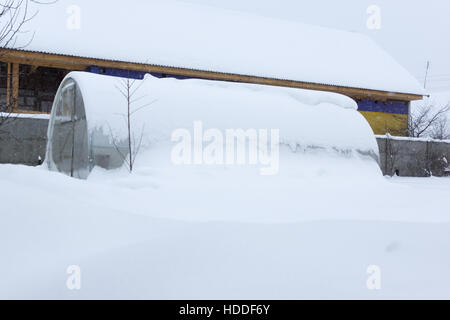 Grande serra di vetro inscritto strato di neve Foto Stock