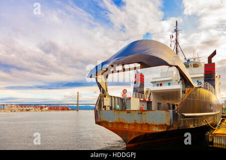 Nave con la prua porte aperte in attesa di essere caricato nel porto di Stavanger, Norvegia. Foto Stock