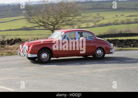 Red Jaguar Mk2 azione girato Foto Stock