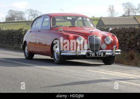 Red Jaguar Mk2 azione girato Foto Stock