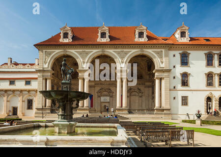 Giorni di autunno a Palazzo Wallenstein a Praga Cechia. Foto Stock