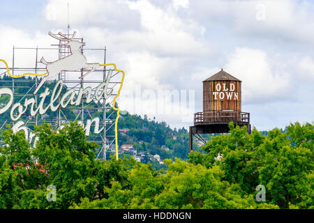 Portland, Oregon, Stati Uniti d'America - 11 giugno 2016: il bianco Stag segno, un ex pubblicità segno, Saluta quelli che viaggiano nella Città Vecchia sulla Burnside Bridge. Foto Stock