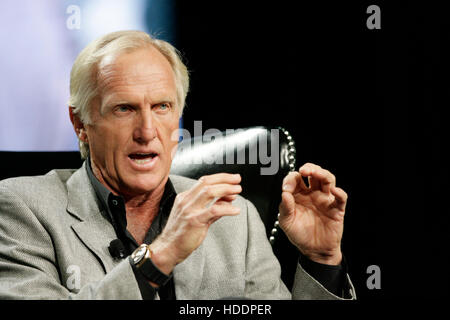 Professional Golfer Greg Norman, presidente e chief executive officer del grande squalo bianco Imprese, parla durante il 2010 Ernst & Young crescita strategica Forum in Palm Desert, California, il 11 novembre 2010. Foto di Francesco Specker Foto Stock