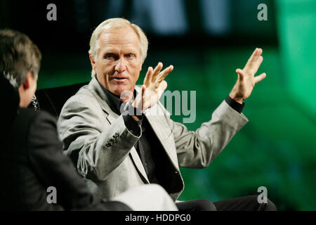 Professional Golfer Greg Norman, presidente e chief executive officer del grande squalo bianco Imprese, parla durante il 2010 Ernst & Young crescita strategica Forum in Palm Desert, California, il 11 novembre 2010. Foto di Francesco Specker Foto Stock