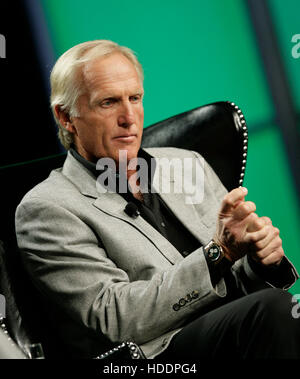 Professional Golfer Greg Norman, presidente e chief executive officer del grande squalo bianco Imprese, parla durante il 2010 Ernst & Young crescita strategica Forum in Palm Desert, California, il 11 novembre 2010. Foto di Francesco Specker Foto Stock