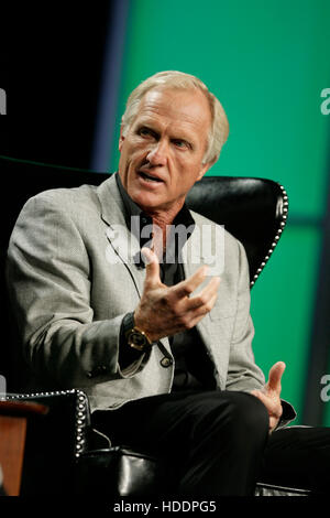 Professional Golfer Greg Norman, presidente e chief executive officer del grande squalo bianco Imprese, parla durante il 2010 Ernst & Young crescita strategica Forum in Palm Desert, California, il 11 novembre 2010. Foto di Francesco Specker Foto Stock