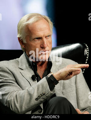 Professional Golfer Greg Norman, presidente e chief executive officer del grande squalo bianco Imprese, parla durante il 2010 Ernst & Young crescita strategica Forum in Palm Desert, California, il 11 novembre 2010. Foto di Francesco Specker Foto Stock