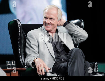 Professional Golfer Greg Norman, presidente e chief executive officer del grande squalo bianco Imprese, parla durante il 2010 Ernst & Young crescita strategica Forum in Palm Desert, California, il 11 novembre 2010. Foto di Francesco Specker Foto Stock