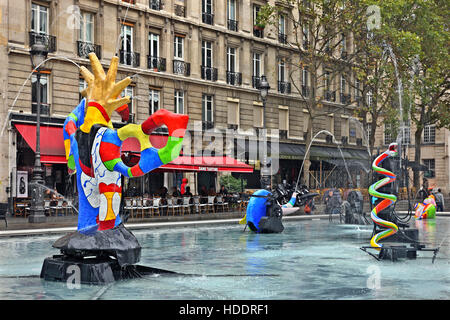 Scultura Moderna presso la fontana di Place Igor Stravinsky, fuori del centro Pompidou di Parigi Francia. Foto Stock