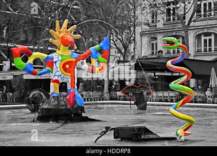 Scultura Moderna presso la fontana di Place Igor Stravinsky, fuori del centro Pompidou di Parigi Francia. Foto Stock
