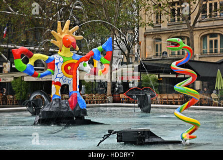 Scultura Moderna presso la fontana di Place Igor Stravinsky, fuori del centro Pompidou di Parigi Francia. Foto Stock