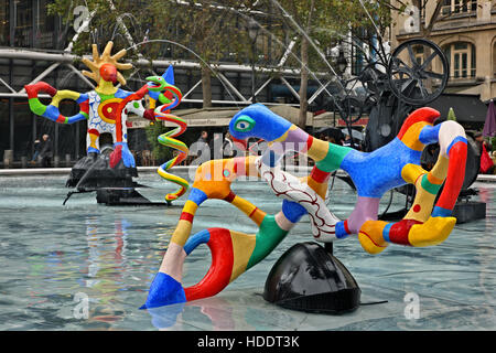 Scultura Moderna presso la fontana di Place Igor Stravinsky, fuori del centro Pompidou di Parigi Francia. Foto Stock