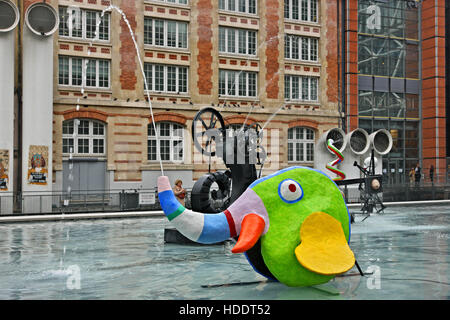 Scultura Moderna presso la fontana di Place Igor Stravinsky, fuori del centro Pompidou di Parigi Francia. Foto Stock
