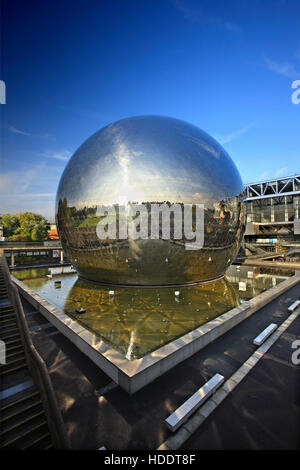 Il mondo di La Géode nel Parc de la Villette presso la "Cité des Sciences et de l'Industrie", Parigi, Francia. Foto Stock