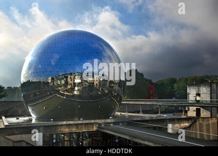 Il mondo di La Géode nel Parc de la Villette presso la "Cité des Sciences et de l'Industrie", Parigi, Francia. Foto Stock