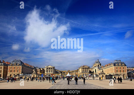 I turisti al di fuori del Palazzo di Versailles, Francia. Foto Stock