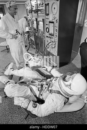 La NASA Gemini-Titan 3 primo equipaggio astronauta Gus Grissom adatta per la fase di pre-flight controlli prima di un Gemini-3 navicella spaziale test di simulazione di volo presso il Kennedy Space Center di Cape Canaveral Air Force Station Marzo 18, 1965 a Cape Canaveral, in Florida. Foto Stock