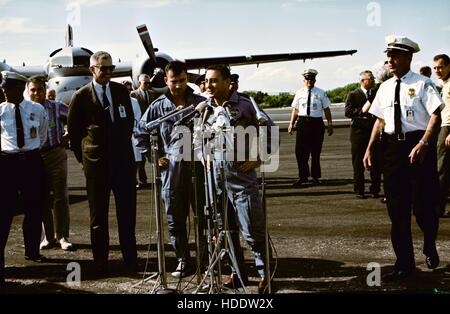 La NASA Gemini-Titan 3 primo equipaggio astronauti John Young (sinistra) e Gus Grissom parlare con la stampa dopo la Gemini-Titan missione 3 volo alla Cape Canaveral Air Force Station Skid striscia Marzo 24, 1965 a Cape Canaveral, in Florida. Foto Stock