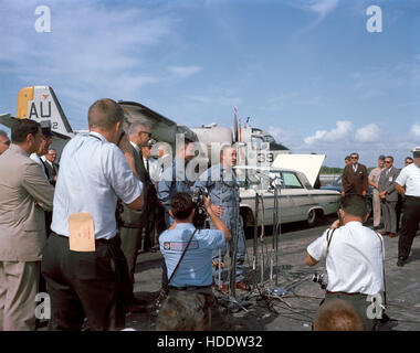 La NASA Gemini-Titan 3 primo equipaggio astronauti Gus Grissom e John Young parlare ai media dopo la Gemini-Titan 3 volo spaziale alla Cape Canaveral Air Force Station Skid striscia Marzo 24, 1965 a Cape Canaveral, in Florida. Foto Stock