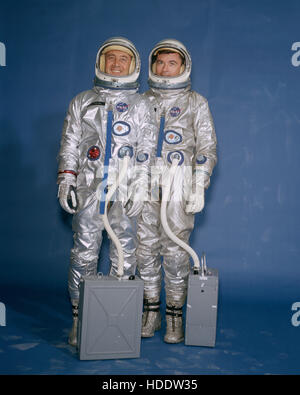 Gazzetta NASA ritratto di Gemini-3 missione il primo equipaggio astronauti Gus Grissom (sinistra) e John Young indossando tute spaziali con tuta portatile condizionatori di aria Aprile 13, 1964. Foto Stock