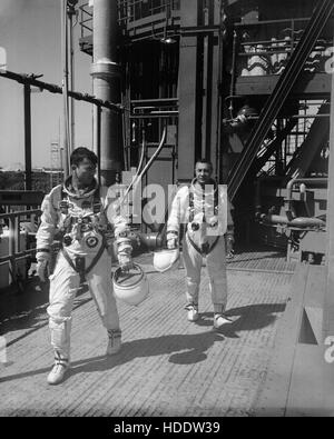 La NASA Gemini-Titan 3 primo equipaggio astronauti John Young (sinistra) e Gus Grissom lasciare il Cape Canaveral Air Force Station launch pad dopo Gemini-3 navicella spaziale le simulazioni di volo 1965 a Cape Canaveral, in Florida. Foto Stock