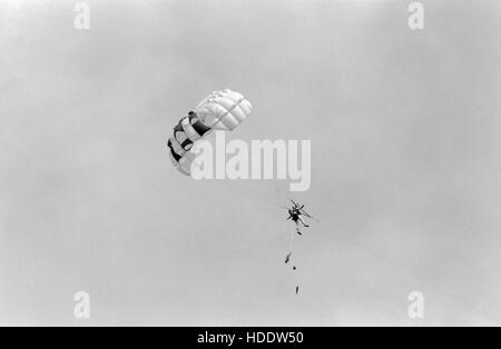 La NASA Gemini-Titan 3 equipaggio di riserva astronauta Wally Schirra paracadute in aria durante la fuoriuscita di acqua para-drop formazione nel 1965 vicino a Galveston Bay, Texas. Foto Stock