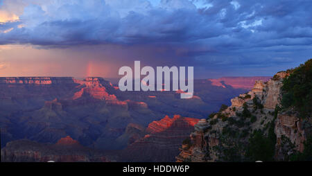 Il sole tramonta oltre il bordo Sud del Grand Canyon come si vede dal punto Yaki si affacciano 14 agosto 2011 vicino il villaggio di Grand Canyon, Arizona. Foto Stock