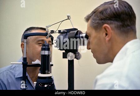 La NASA Gemini-Titan 3 primo equipaggio astronauta Gus Grissom riceve un occhio esame durante un pre-volo prima di fisica della GT-3 lanciare al Cape Canaveral Air Force Station Marzo 21, 1965 a Cape Canaveral, in Florida. Foto Stock