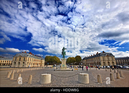 Statua di re Luigi XIV (noto come il "re delle nazioni unite") al di fuori del Palazzo di Versailles, Francia. Foto Stock