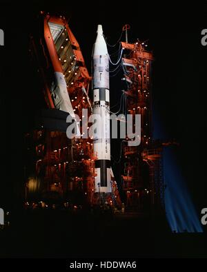 La NASA Gemini-Titan 3 veicoli spaziali si siede sulla rampa di lancio di notte al Cape Canaveral Air Force Station Launch Complex Gennaio 1, 1964 a Cape Canaveral, in Florida. Foto Stock