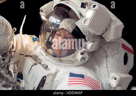 La NASA Expedition 16 astronauta Peggy Whitson sostituisce un motore sulla Stazione Spaziale Internazionale esterno durante una EVA spacewalk Gennaio 30, 2008 in orbita intorno alla terra. Whitson è stata la prima donna comandante della ISS. Foto Stock
