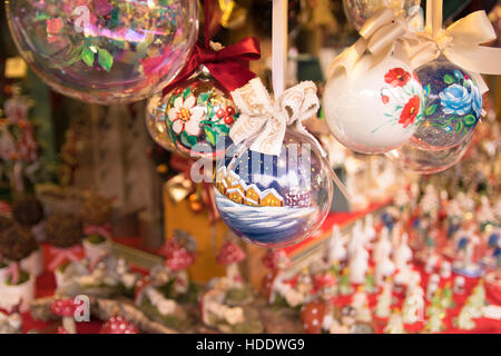 Decorazione di Natale le palline in un mercato di Natale. Foto Stock