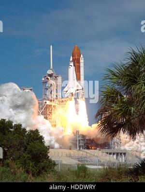 La NASA Space Shuttle Discovery decolla durante il suo ritorno al lancio di volo presso il Kennedy Space Center Settembre 29, 1988 a Cape Canaveral, in Florida. Foto Stock