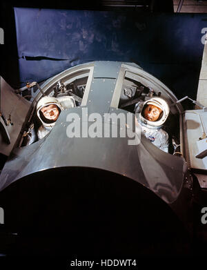 La NASA Gemini Titan 3 primo equipaggio astronauti John Young (sinistra) e Gus Grissom treno all'interno di una missione Gemini simulatore presso il McDonnell Aircraft Corporation Marzo 1964 a St. Louis, Missouri. Foto Stock