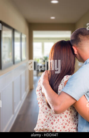 Curioso giovane militare guardando giù il corridoio di casa nuova. Foto Stock