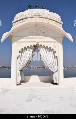 Lago Garden Palace (chiamato anche Jag Mandir) sul lago Pichola in Udaipur, Rajasthan, India Foto Stock