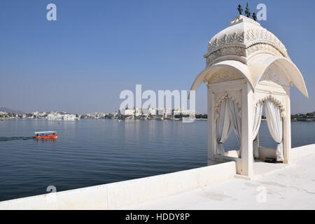 Lago Garden Palace (chiamato anche Jag Mandir) sul lago Pichola in Udaipur, Rajasthan, India Foto Stock