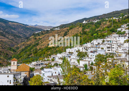 Villaggio bianco Bubión nella Alpujarras e la montagna Mulhacén, Sierra Nevada, Andalusia, Spagna Foto Stock