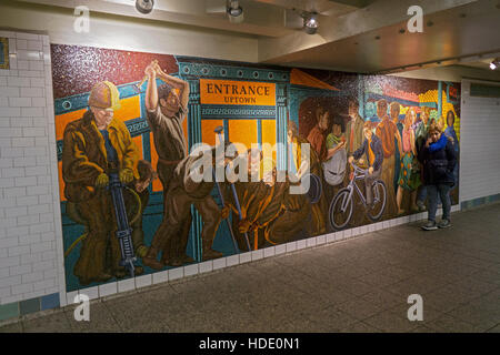 Il ritorno della molla/l'insorgenza dell'inverno un murale da Jack Beal al Times Square stazione della metropolitana nel centro di Manhattan, New York Foto Stock