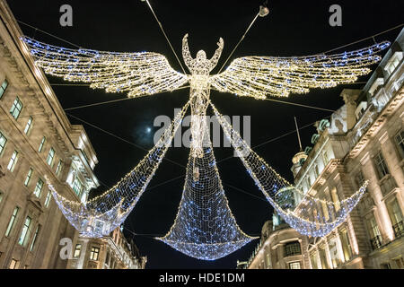 Le luci di Natale e decorazioni su London Regent Street, Londra, Regno Unito Foto Stock