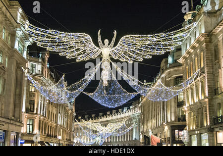 Luci di Natale su Regent Street nel West End di Londra, Inghilterra, Regno Unito Foto Stock