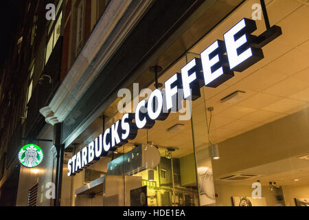 Esterno di Starbucks Coffee shop situato nel West End di Londra. Foto Stock