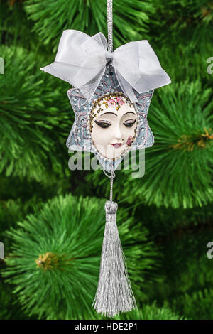 Bellissimo giocattolo di mano-lavorato per la decorazione di festa, su di un albero di Natale sfondo Foto Stock