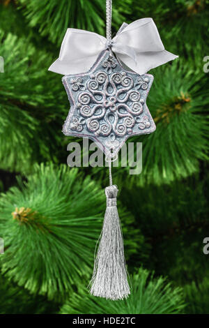 Bellissimo giocattolo di mano-lavorato per la decorazione di festa, su di un albero di Natale sfondo Foto Stock