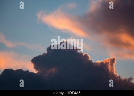 Meteo, nuvole temporalesche salendo al tramonto, Idaho, Stati Uniti d'America Foto Stock