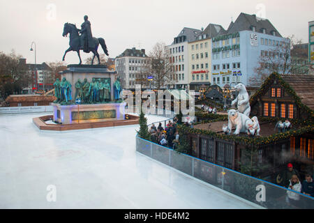 Colonia, Germania - Dicembre 2016: Il Mercatino di Natale di Colonia è la più grande in Germania e attrae milioni di visitatori Foto Stock